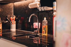 Appartement | Cuisine privée | Réfrigérateur, micro-ondes, plaque de cuisson, grille-pain
