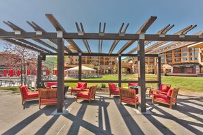 Outdoor dining - Sundial condo in the heart of canyons village, private patio, outdoor pool, walk to hiking & biking (Park City)