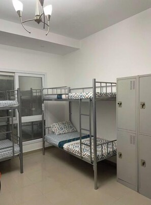 Dormitorio con literas, armario y ventana.