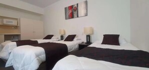 1 dormitorio, escritorio, tabla de planchar con plancha