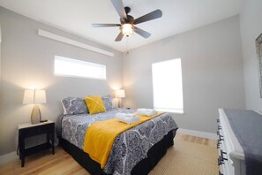 3 makuuhuonetta, työpöytä, ilmainen Wi-Fi, vuodevaatteet