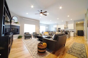 Älytelevisio, takka, työhuone