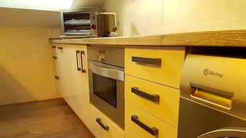 Fridge, dishwasher, cookware/dishes/utensils