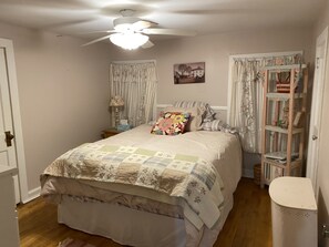 3 bedrooms, free WiFi, bed sheets - Built in 1866 this hillside home is close to everything! (Duluth)