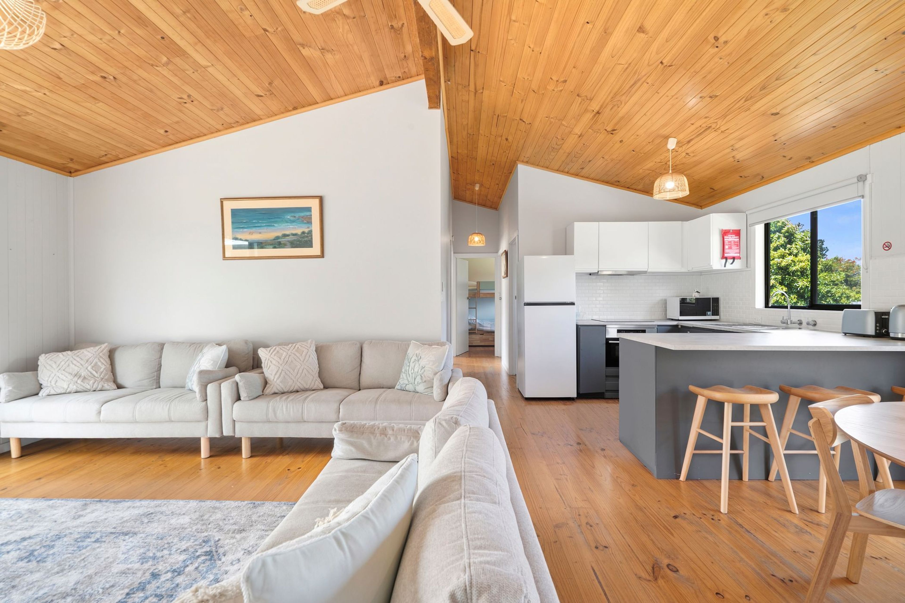 Un intérieur moderne comprenant un espace de vie, une cuisine et un coin repas.