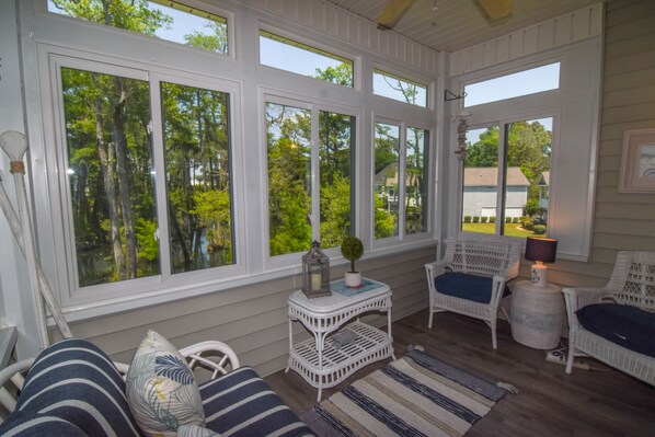 TV, DVD player - 10% off 3-7 nights thru Dec 4 bedroom home. Short walk to beach. (North Myrtle Beach)