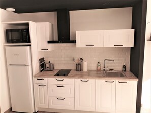 Jääkaappi, mikroaaltouuni, uuni, astianpesukone