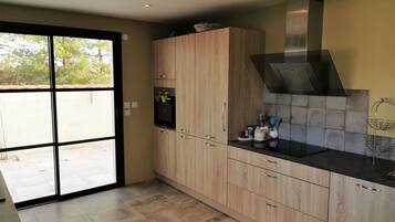 Een koelkast, een microgolfoven, een oven, een vaatwasser