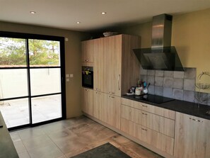 Frigorífico, microondas, horno y placa de cocina