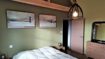 4 slaapkamers, een strijkplank/strijkijzer, gratis wifi, beddengoed