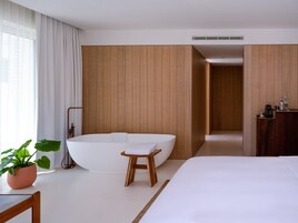 Minibar, caja de seguridad en la habitación y cortinas blackout 