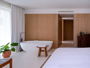 Minibar, caja de seguridad en la habitación y cortinas blackout