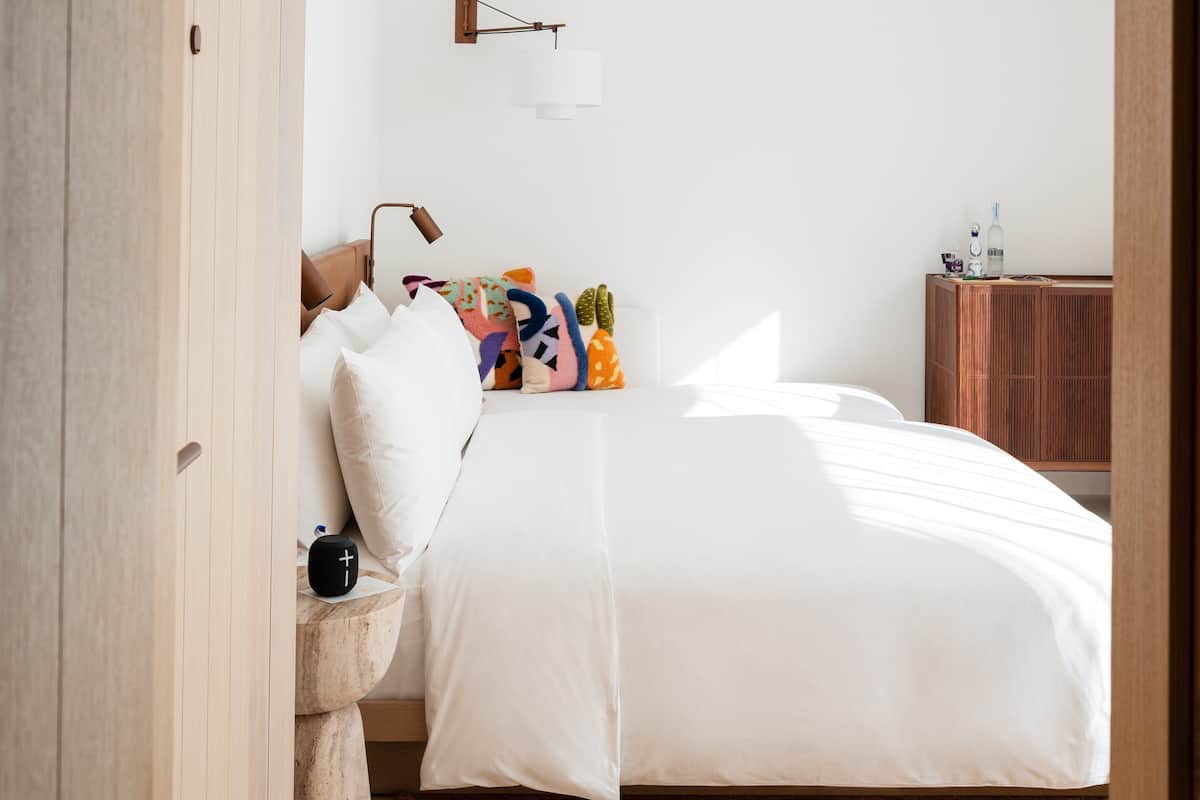 Rom – standard, 1 kingsize-seng | Minibar, safe på rommet, blendingsgardiner og lydisolert