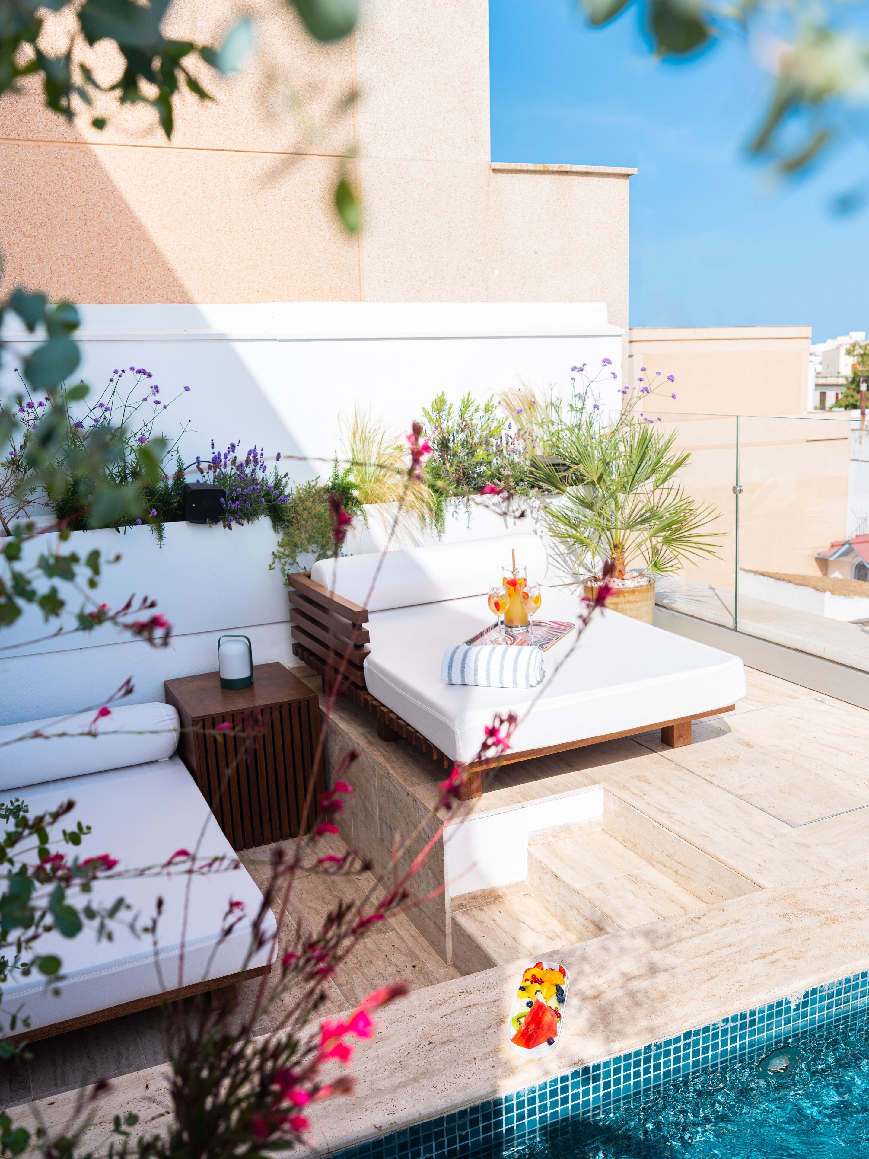 시즌별로 운영되는 야외 수영장