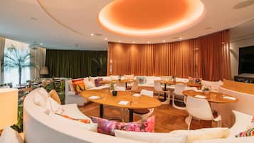 2 restaurants servant le petit déjeuner, spécialités Cuisine espagnole