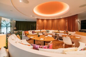 2 ristoranti, aperti a colazione, a pranzo e a cena, cucina spagnola