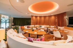 2 restaurantes; se sirve desayuno, almuerzo y cena; cocina española