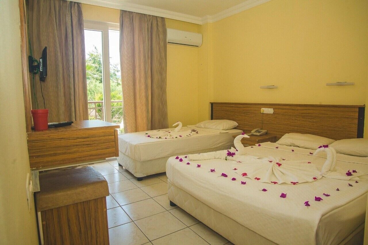 premium bedding, minibar, wifi, bed sheets