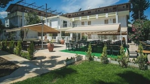 Un edificio con terraza al aire libre y un patio cubierto.