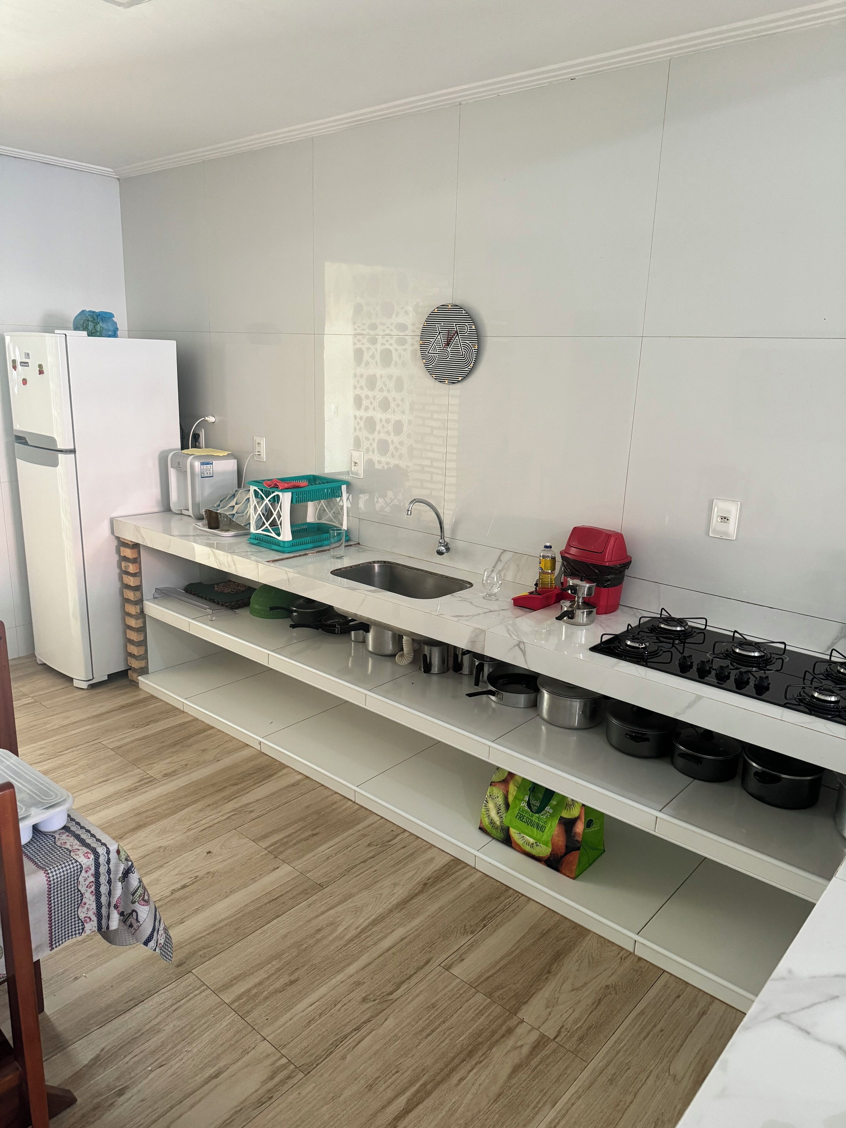 Geladeira, cooktop, cafeteira/chaleira, chaleira elétrica
