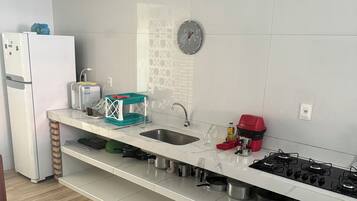 Geladeira, cooktop, cafeteira/chaleira, chaleira elétrica
