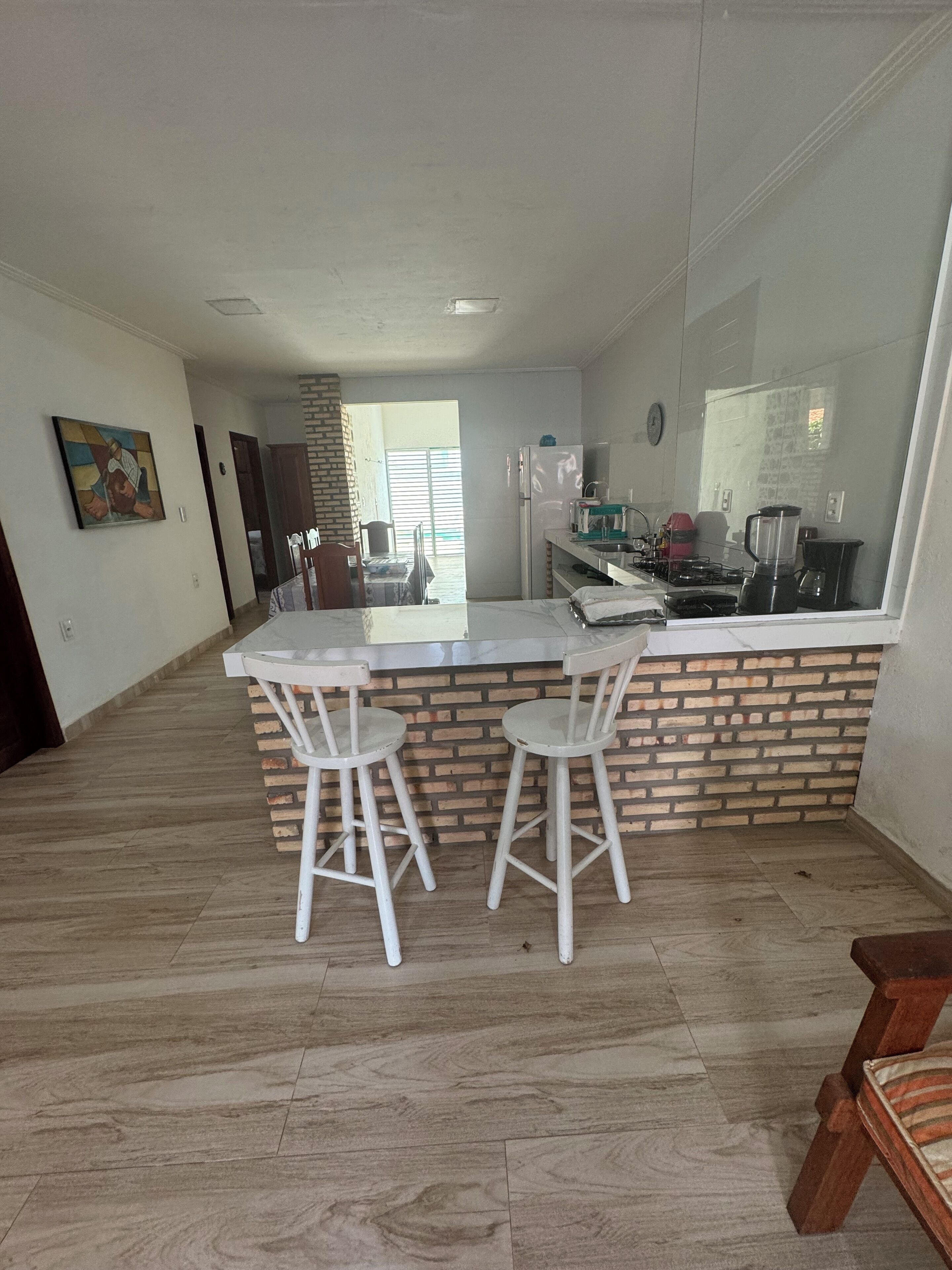 Een koelkast, een kookplaat, een koffiezetapparaat/waterkoker