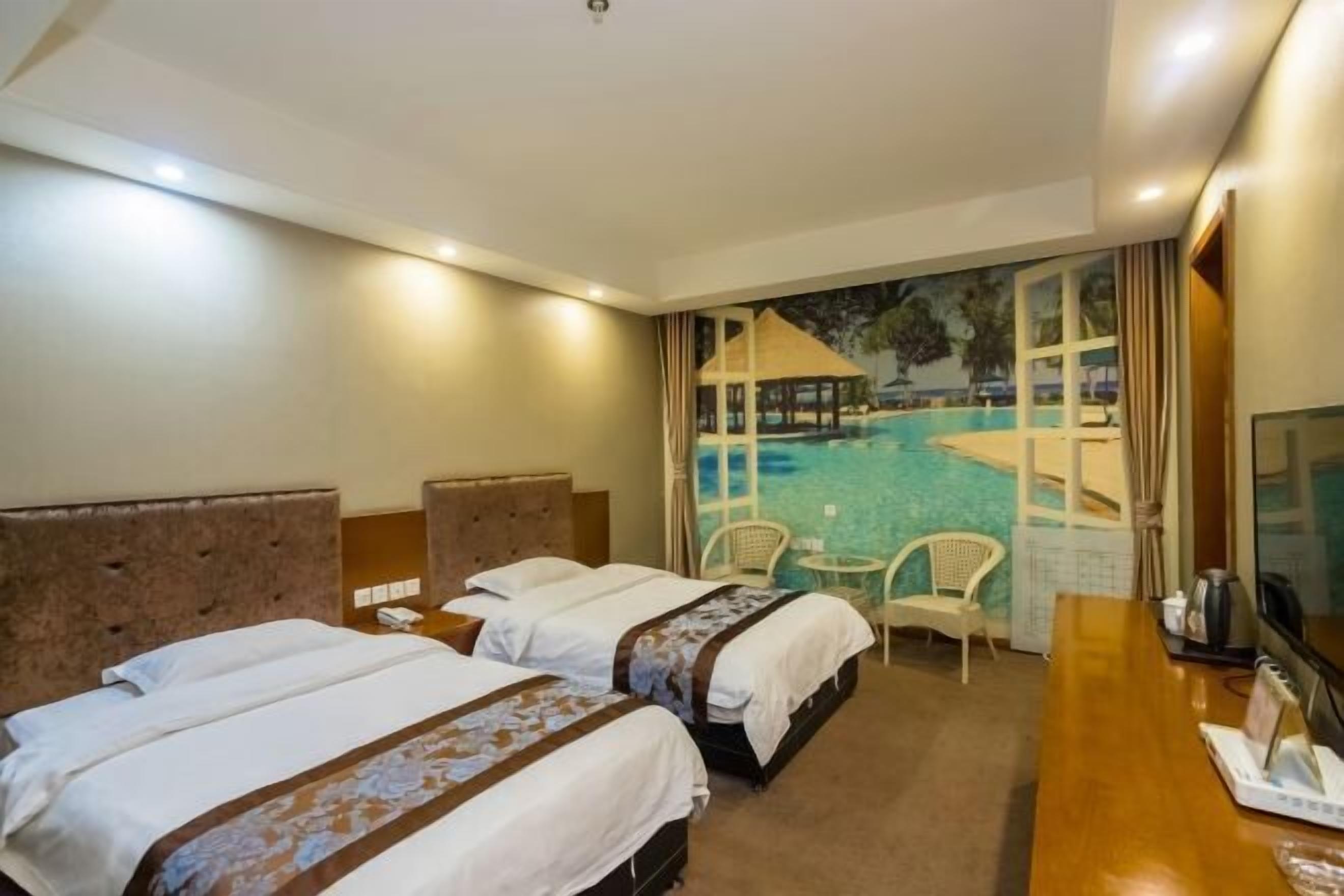 Habitación de hotel con dos camas, un escritorio, una silla y vistas a una piscina.