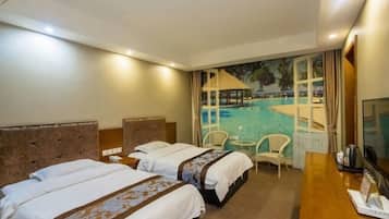 Habitación de hotel con dos camas, un escritorio, una silla y vistas a una piscina.