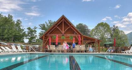 4 Bedroom One Story Pet Friendly Close to Pigeon Forge-outdoor Kitchen- Hot tub