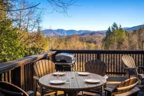 Outdoor dining - Authentic log cabin, hot tub, firepit, mountain views, private. (Gatlinburg)