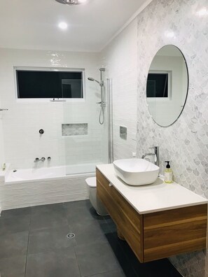 Combined shower/bathtub, towels, soap, shampoo