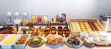 Daily buffet breakfast (JPY 1540 per person)