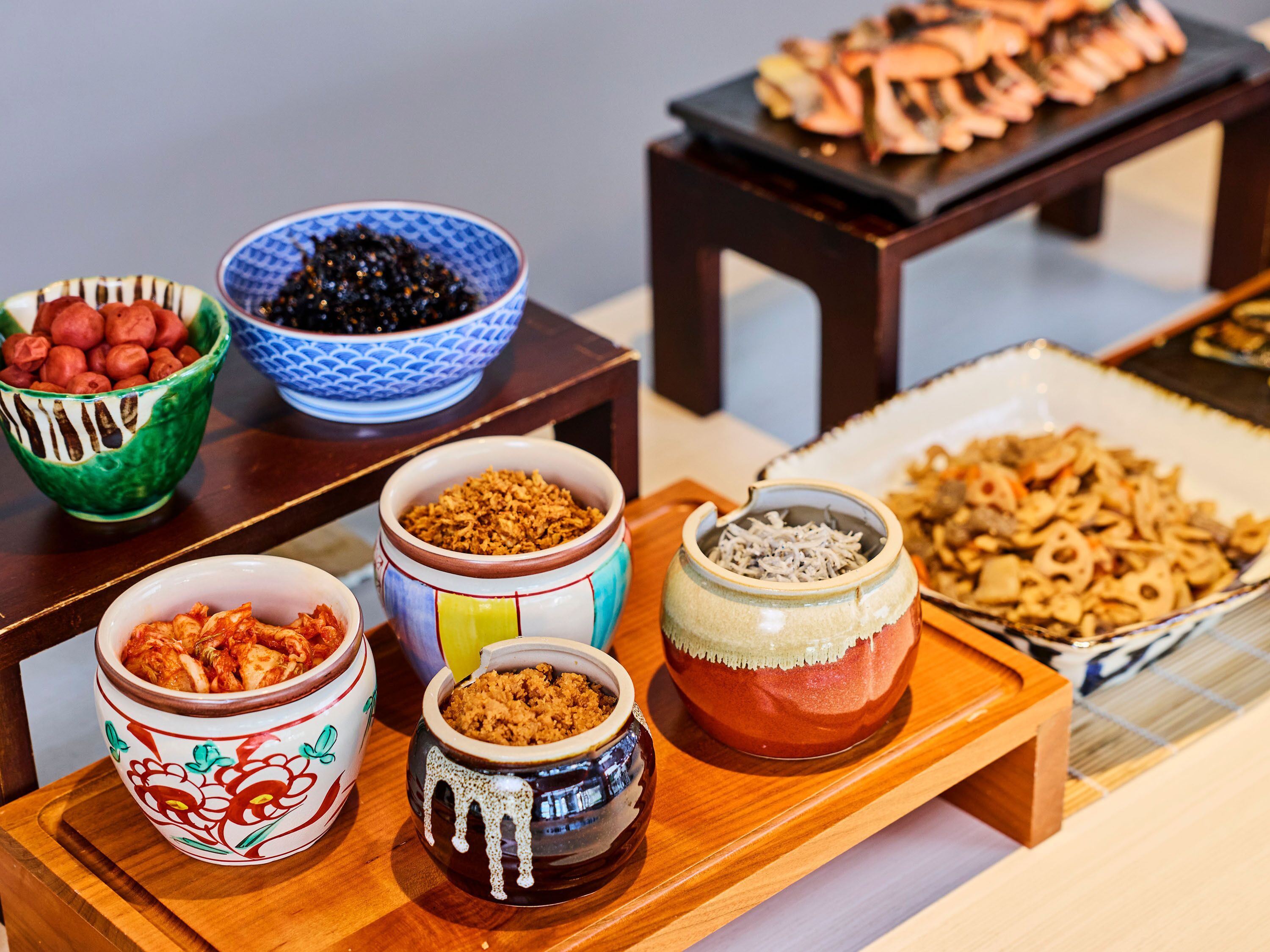 Diversos alimentos expostos sobre uma mesa de madeira.