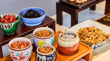 Diversos alimentos expostos sobre uma mesa de madeira.