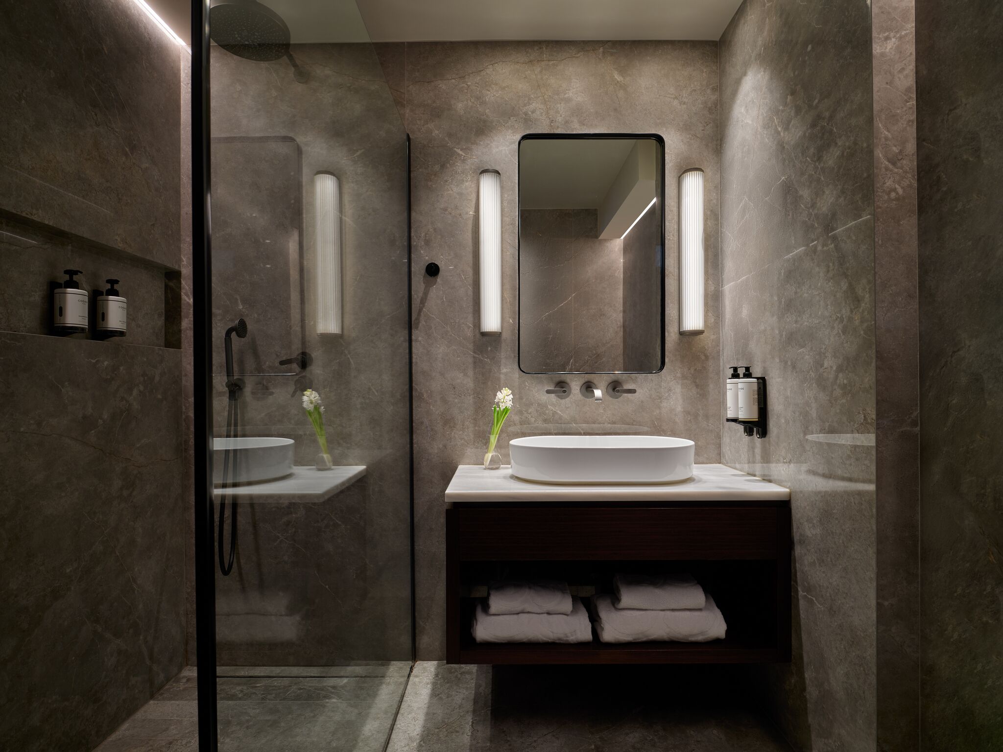 Executive Courtyard Room | Salle de bain | Douche à « effet pluie », articles de toilette écologiques, peignoirs