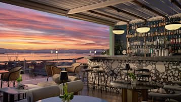 Lobby-Lounge, Blick auf das Meer, täglich geöffnet