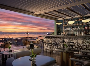 Lobby-Lounge, Blick auf das Meer, tƤglich geƶffnet