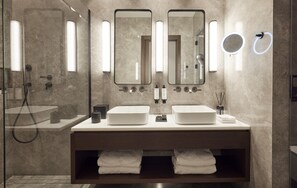 Mediterranee Grand Suite Sea Front | Baño | Cabezal de ducha tipo lluvia y artículos de higiene personal ecológicos