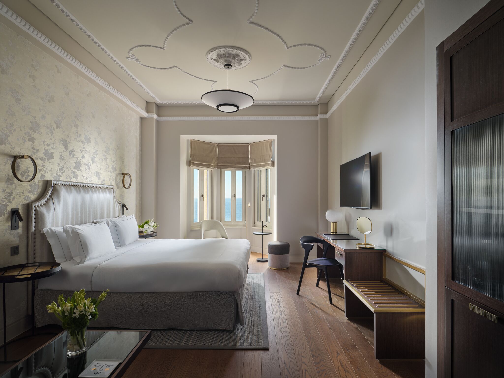 Junior Suite Sea Front Oriel | Hypo-allergenic bedding, minibar, desk, blackout drapes