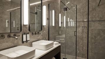 Mediterranee Suite Sea Front Balcony | Baño | Regadera tipo lluvia, amenidades de baño ecológicas, batas, pantuflas