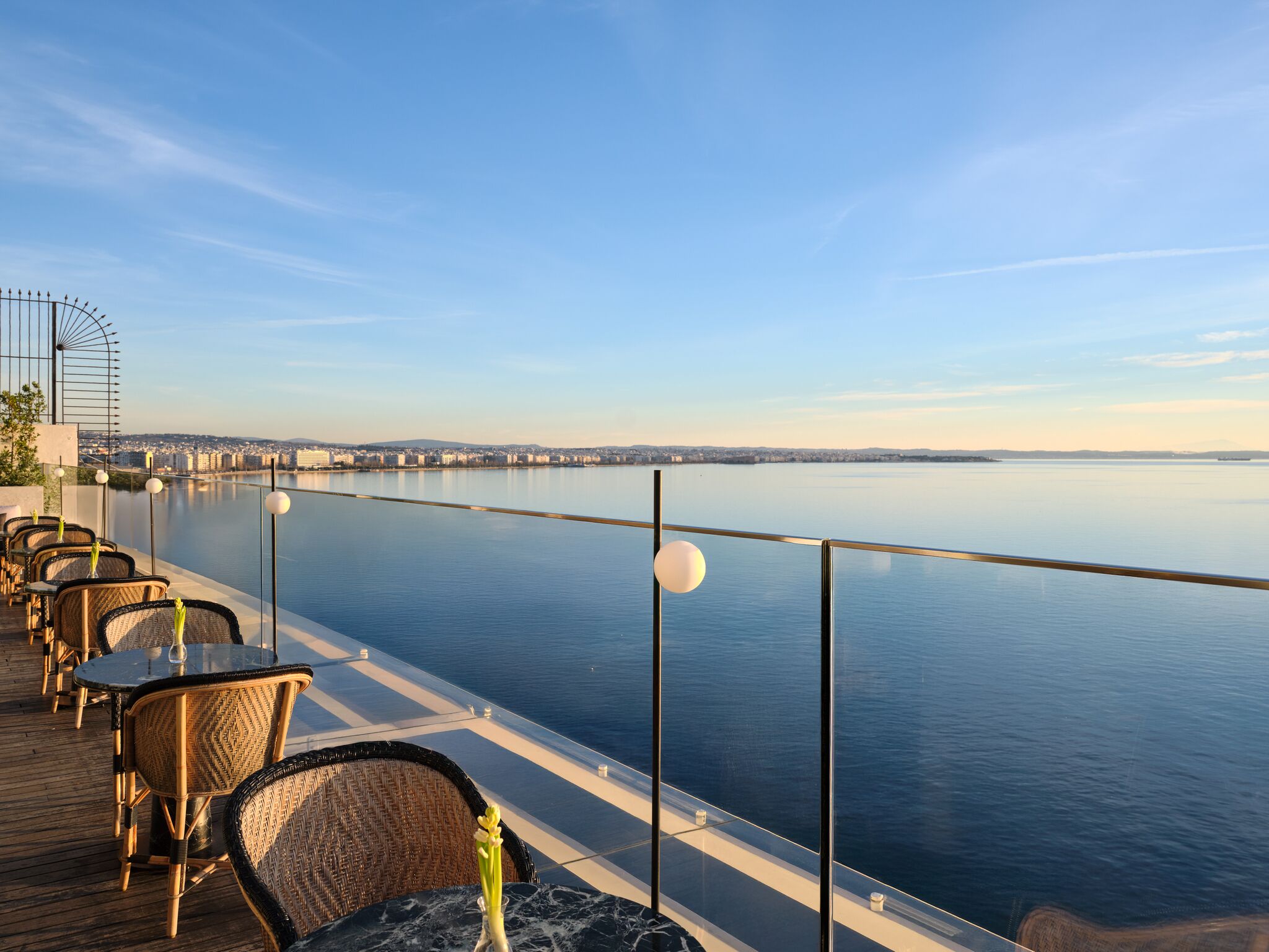 Lobby-Lounge, Blick auf das Meer, täglich geöffnet