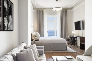 Mediterranee Suite Sea Front Balcony | Hypo-allergenic bedding, minibar, desk, blackout curtains