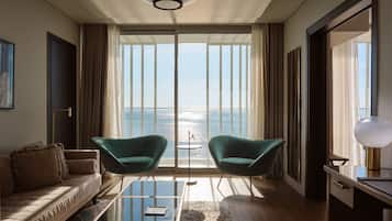 Olympos Suite Sea Front with Balcony | Wohnbereich | 40-Zoll-LED-Fernseher mit Satellitenempfang, Fernseher