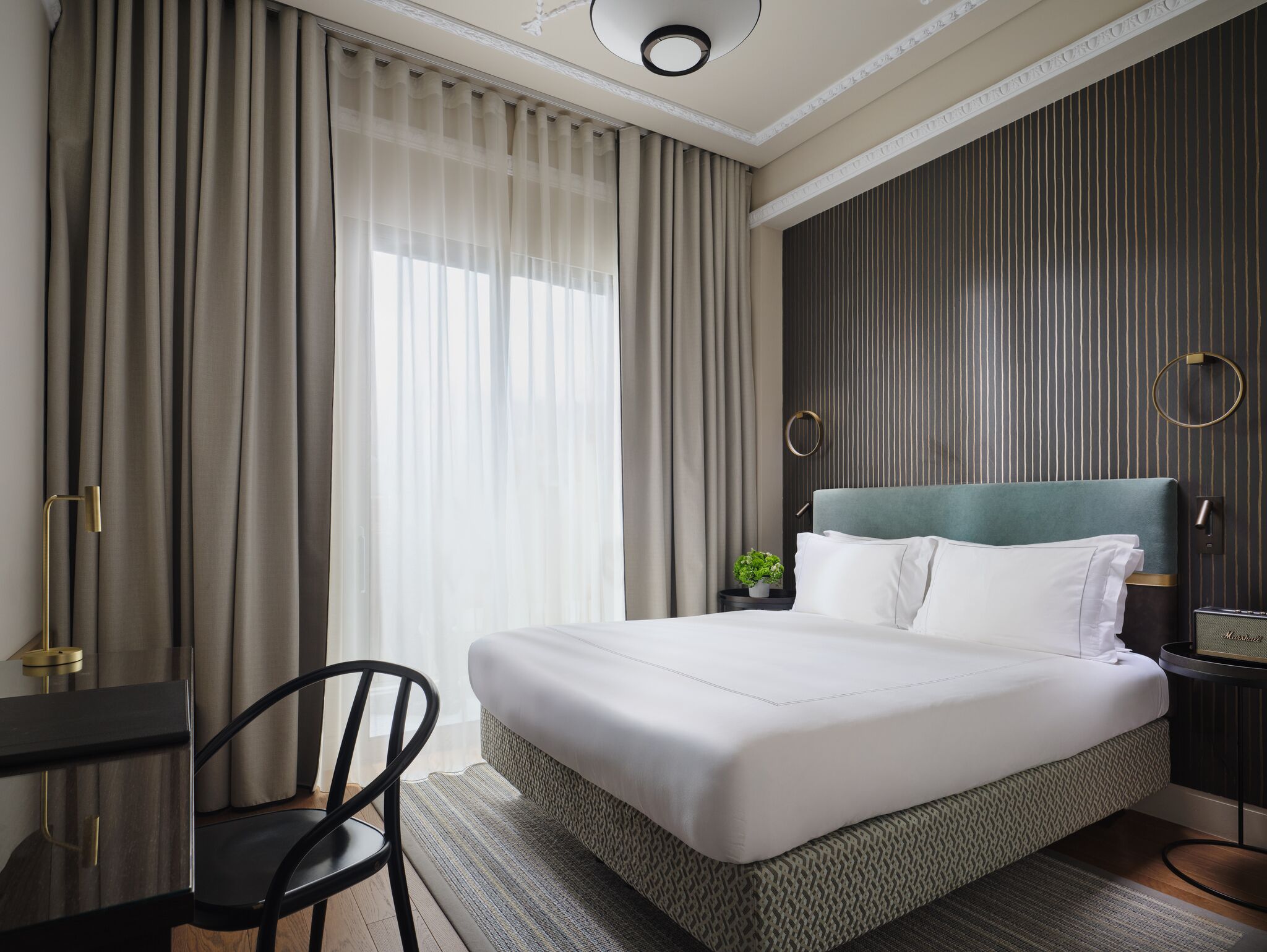 Classic Courtyard Room | Hypo-allergenic bedding, minibar, desk, blackout drapes