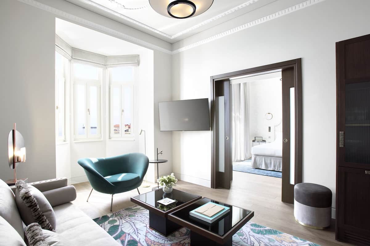 Mediterranee Grand Suite Sea Front | 1 dormitorio, ropa de cama hipoalergénica, minibar y escritorio