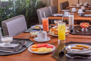 Tägliches inbegriffenes kontinentales Frühstück