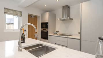 Cottage | Private kitchen | Fridge, dishwasher, electric kettle, toaster