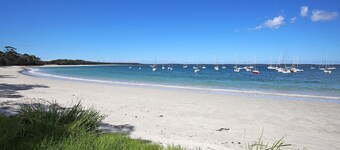 Indigo - Pet Friendly - 7 Mins Walk to Beach
