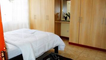 3 bedrooms, iron/ironing board, WiFi, bed sheets