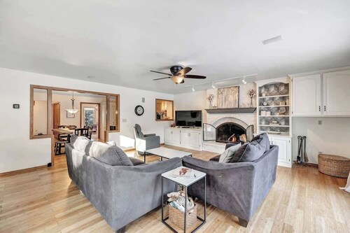 Huge 5 bedroom house close to everything!